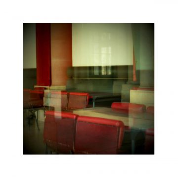 Claire Fasulo Photographe Lille fauteuils rouges d'une brasserie à travers une vitre