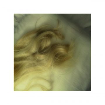 Claire Fasulo Photographe Lille chevelure blonde sur oreiller