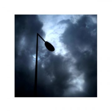 Claire Fasulo Photographe Lille la silhouette d'un lampadaire se décroche sur un ciel nuageux et sombre