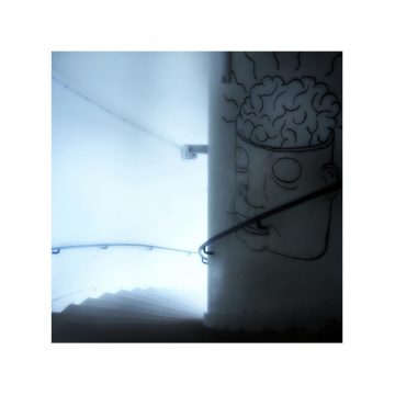 Claire Fasulo Photographe Lille descente d'escalier illuminée et dessin au trait sur le mur