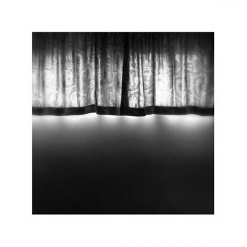 Claire Fasulo Photographe Lille lumière à travers un rideau noir et blanc
