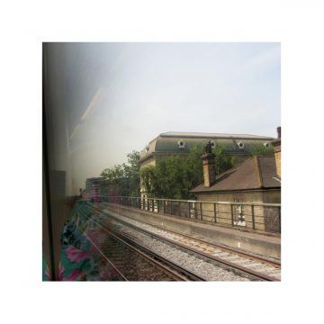 Claire Fasulo Photographe Lille vue par la fenêtre du train et reflet robe motif floral sur la vitre