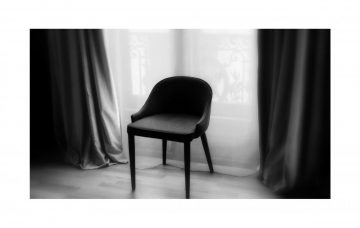Claire Fasulo Photographe Lille chaise contre jour fenêtre